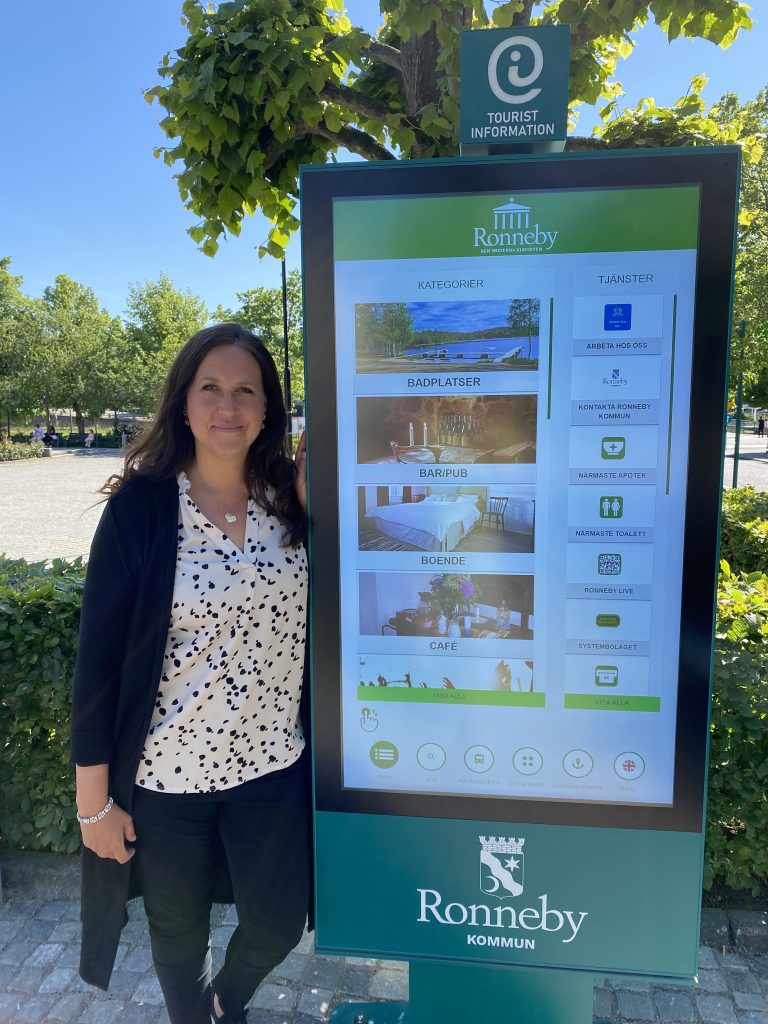 Emma Hessebo bredvid TuristInfo kiosken på Ronneby Torg 